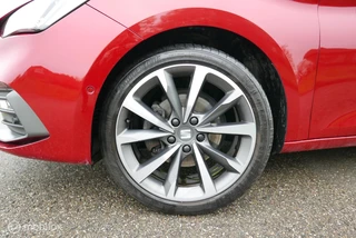 Seat Leon Sportstourer 1.5 eTSI DSG FR / Pano / Cam / Navi / 31