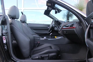 BMW 2-serie Cabrio 220i Sport | Origineel NL | Cruise control | Stoelverwarming | Xenon | Sportstoelen | HiFi audio | Navigatie Professional | Sportstuur | Chrome Line | Keyless entry / 7