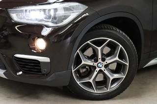 BMW X1 xDrive25i High Executive xLine Automaat  / Navigatiesysteem Plus / Driving Assistant Plus / Trekhaak / Panoramadak / Park Assistant / Leder / Park Assistant / AWD / 18 Inch / Head-Up Display / Stoelverwarming / Hifi / Parkeersensoren / Climate Control / LED / 11