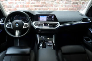 BMW 3 Serie Sedan 320i Executive Sport Line Automaat  / Live Cockpit Professional / M Sportstuurwiel / Shadow Line / 19 Inch / Climate Control / Sportstoelen / Bluetooth / Neerklapbare Achterbank / LED / Parkeersensoren voor+achter / 16