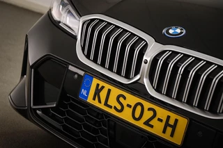 BMW 3 Series 330e M-Sport / 22