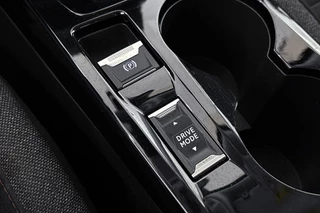 Peugeot e-2008 EV Active Pack 50 kWh Apple CarPlay Climate Control 16" / 35