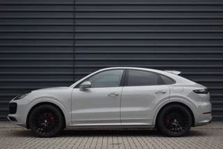 Porsche Cayenne Coupé 3.0 E-Hybrid Platinum Edition *Krijt* | Sportuitlaat | Panorama | ACC | Trekhaak | Ventilatie | Achterasbesturing | Bose | Head-Up | 22'' Wielen | / 4