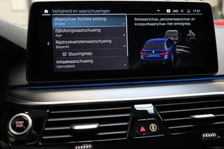 BMW 5 Serie Touring 530e High Executive M Sport Pakket Automaat  / Live Cockpit Professional / SOH 87% / Panoramadak / Trekhaak / Driving Assistant Professional / Comfortstoelen / Laserlight / Head-Up Display / Adaptief Onderstel / DAB / Parking Assistant / Hifi / 41