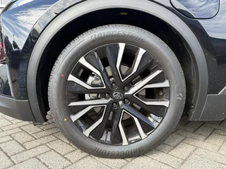 Toyota C-HR+ First Edition 77 kWh NIEUW DIRECT LEVERBAAR! STOEL/STUURVERW 20'' LM-VELGEN BLIND SPOT EL-ACHTERKLEP WARMTEPOMP NAVI PARK-SENSOREN CAMERA CLIMA APPLE/ANDROID / 10
