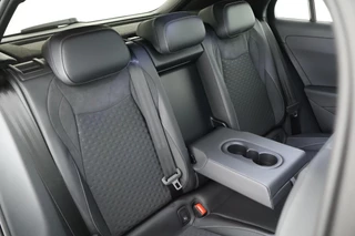 Volkswagen T-Roc 1.5 eTsi 150pk DSG R-Line First Edition Trekhaak Camera Keyless Stoelverwarming Virtual Cockpit Carplay / 46