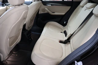 BMW X1 xDrive25i High Executive xLine Automaat  / Navigatiesysteem Plus / Driving Assistant Plus / Trekhaak / Panoramadak / Park Assistant / Leder / Park Assistant / AWD / 18 Inch / Head-Up Display / Stoelverwarming / Hifi / Parkeersensoren / Climate Control / LED / 18