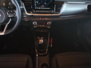 Kia Stonic 1.0 T-GDi MHEV DynamicPlusLine | Navigatie | Climate control | Stoel + Stuur verwarming | Parkeer camera achter / 22