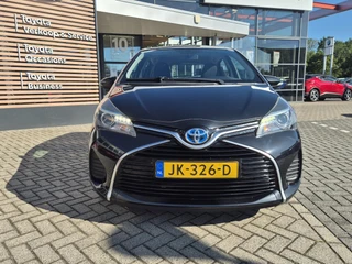 Toyota Yaris 1.5 Hybrid Now / 8