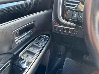 Mitsubishi Outlander 2.4 PHEV Instyle | Trekhaak | Leder | Schuif-kantel dak | Rondom camera | Elektrisch. Achterklep | Stoel en stuurverwarming | Set winterwielen | / 25