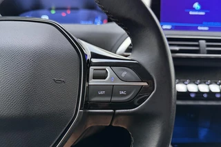 Peugeot 3008 1.2T Allure | 130PK | Elektrische Achterklep | Afneembare trekhaak | Keyless Entry & Start | 19'' Lichtmetalen velgen | Navigatie | DAB + | Camera Achter | 1e eigenaar! / 19