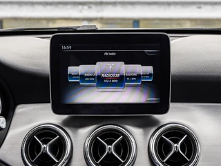 Mercedes-Benz CLA-klasse 180 Business Solution AMG Night Upgrade | Panoramadak | Camera | Apple CarPlay/Android Auto | LED | Navigatie| Stoelverwarming | 18" / 26