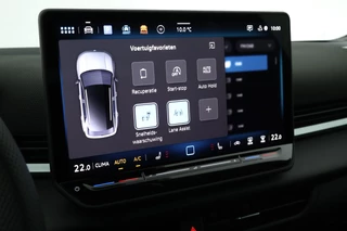 Volkswagen T-Roc 1.5 eTsi 150pk DSG R-Line First Edition Trekhaak Camera Keyless Stoelverwarming Virtual Cockpit Carplay / 24