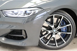 BMW 8 Serie M850i xDrive High Executive M Sport Pakket Automaat  / Live Cockpit Professional / Individual Leder Merino / Driving Assistant / Carbon Exterieur / Active Steering / Laserlight / M Sportremsysteem / Active Cruise Control met Stop en Go-functie / M Sportdifferentieel / Shadow Line / Achteruitrijcamera / Harman Kardon / 13