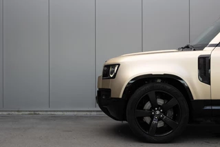 Land Rover | Defender 3.0 D250 110 MHEV SE | Luchtvering | Groot Infotainmentscherm | Premium Audio by Meridian | Black Pack | FULL LED | / 17