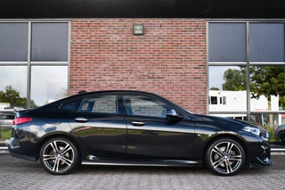 BMW 2 Serie Gran Coupé 218i M-Sport  Shadowline Trekhaak 18inch Live-cockpit Sfeerverlichting / 37