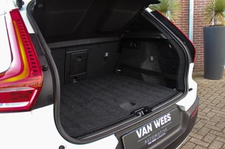 Volvo XC40 1.5 T3 Momentum Pro | 1e eigenaar | NL auto | Inc btw | Cruise control | Climate control | LED | Navigatie | Bluetooth | 18 inch | Trekhaak | Half leer | 163 pk / 31