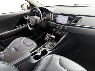 Kia Niro 1.6 GDi Hybrid ExecutiveLine | Trekhaak | Stoel verwarming en koeling | Lederen bekleding | Navigatie | Dodehoek detectie | Apple Carplay / Android Auto | Verbruik 1 op 20! / 15