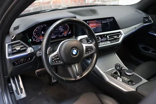 BMW 3 Serie Sedan 330i Executive M Sport Pakket Automaat  / Live Cockpit Professional / Schuif-/kanteldak / Sportstoelen / Achteruitrijcamera / Active Cruise Control met Stop en Go-functie / 19 Inch / Hifi / M Sportremsysteem / Leder / Shadow Line / Neerklapbare Achterbank / Extra Getint Glas / 11