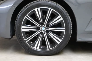 BMW 3 Serie Sedan 318i High Executive Luxury Line Automaat  / Live Cockpit Professional / Trekhaak / Stoelverwarming voor+achter / Achteruitrijcamera / Harman Kardon / Stuurverwarming / LED / Ambiance Verlichting / DAB / Sportstoelen / 12