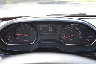 Peugeot 208 1.2 PureTech Style  | NL-Auto | Navi | Cruise Control | Airco | Bluetooth | Park.sensoren | LM-Velgen | NAP / 18