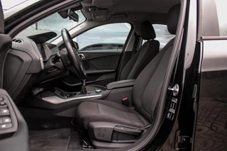 BMW 1-serie 116d F40 Executive Edition | 1e eigenaar | NL Auto | HiFi audio | DAB | LED | Apple Carplay | Rijstrooksensor | Cruise control | Climate control | Sportstuur | Active Guard Plus / 14