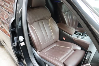 BMW 5 Series Touring 520i High Executive M Sport Pakket Automaat  / Live Cockpit Professional / Driving Assistant / Head-Up Display / Comfortstoelen / Achteruitrijcamera /  19 Inch / Exklusivleder 'Nappa' / DAB / Stoelverwarming / Hifi / Extra Getint Glas / Ambiance Verlichting / 18
