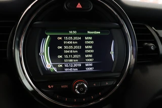 MINI Cooper Hatchback Chili Serious Business 3 deurs / Navigatiesysteem / Leder / John Cooper Works Exterieurpakket / Lichtpakket / Extra Getint Glas / Climate Control / Parkeersensoren / LED / Bluetooth / Cruise Control / Sportstoelen / 17 Inch / 25