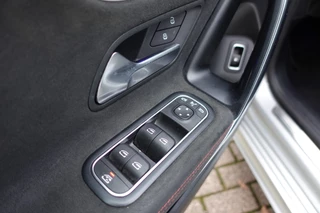 Mercedes-Benz A-Klasse 250 e Business Solution AMG Limited Pano / 32