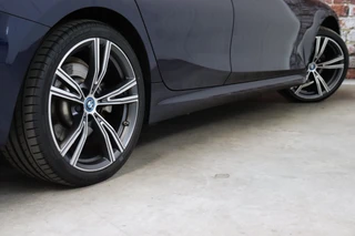 BMW 3 Serie Touring 330e High Executive M Sport Pakket Automaat  / Live Cockpit Professional / SOH 93 % / Driving Assistant / Panoramadak / Trekhaak / Leder / Harman Kardon / Innovation Pack / Parking Assistant / Travel Pack / Curved Display / 19 Inch / Shadow Line / 7