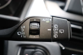 BMW 2 Series Active Tourer 218i Executive Automaat  / Trekhaak / Parkeersensoren / Stoelverwarming / Navigatie / Cruise Control / Bluetooth / Climate Control / LED / Sportstoelen / Multifunctioneel Stuurwiel / 17 Inch / 34