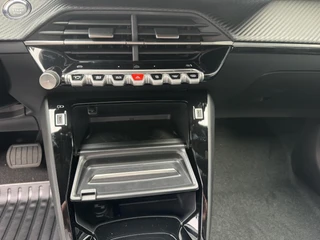 Peugeot e-2008 Envy EV 54kwh 156pk | Apple Carplay/Android Auto | Adaptieve Cruise Control | Lichtmetalen velgen 17 inch | Draadloos laden / 27
