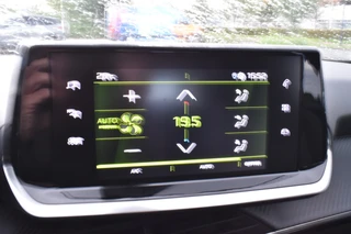Peugeot 2008 PureTech 110 Allure  Carplay | Keyless | Trekhaak | Camera achter | / 17