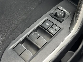 Toyota RAV4 2.5 Hybrid Dynamic AWD DYNAMIC 1650KG TREKGEW STOELVERW PARK-SENSOREN NAVI CAMERA APPLE/ANDROID LM-VELGEN / 15