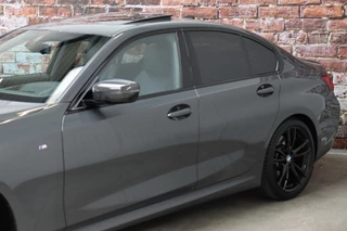 BMW 3 Serie Sedan 330i High Executive M Sport Pakket Automaat  / Live Cockpit Professional / Schuif-/kanteldak / M Sportremsysteem / Leder / Shadow Line / 19 Inch / Extra Getint Glas / Stoelverwarming / Climate Control / Parkeersensoren voor+achter / Stuurwiel Verwambaar / Hifi / 8