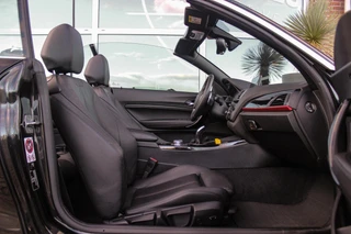 BMW 2-serie Cabrio 220i Sport | Origineel NL | Cruise control | Stoelverwarming | Xenon | Sportstoelen | HiFi audio | Navigatie Professional | Sportstuur | Chrome Line | Keyless entry / 15