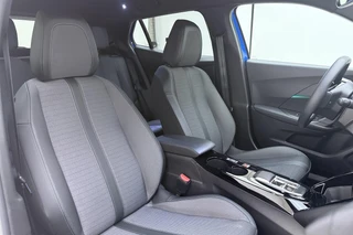Peugeot e-2008 EV Allure Pack 50 kWh | Achteruitrijcamera | Lichtmetalen velgen | Navigatie | Apple Carplay/Android Auto | / 16