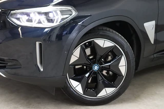 BMW iX3 High Executive 80 kWh Automaat  / Driving Assistant Professional / SOH 97% / Live Cockpit Professional / Trekhaak / Panoramadak / Adaptief Onderstel / Leder / Harman Kardon / Shadow Line / Head-Up Display / Adaptieve LED-koplampen / DAB / 20 Inch / 10