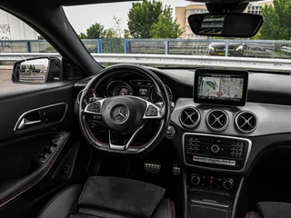 Mercedes-Benz CLA-klasse 180 Business Solution AMG Night Upgrade | Panoramadak | Camera | Apple CarPlay/Android Auto | LED | Navigatie| Stoelverwarming | 18" / 15