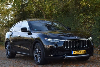 Maserati Levante 3.0 V6 AWD GranLusso 350 pk Facelift Driver ass.Pack 1 | Open dak | Harman/Kardon | Camera | Luchtvering | Carplay | Keyless | DAB | Full LED | 20" / 5