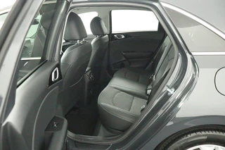 Kia Ceed 1.5 T-GDi DynamicPlusLine Automaat *DEMO* - Trekhaak - Navigatie - Stoel-/stuurverwarming - Cruise Control - Climate Control - Fabrieksgarantie tot 04-2032 / 21
