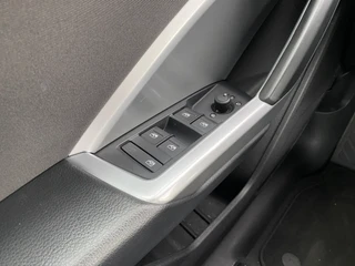 Audi Q3 35 TFSI 150 pk S Line AUT . | zwart optiek | 20'' lichtmetalen velgen | adaptieve cruise | sportstoelen | apple carplay | led kopl. / 23