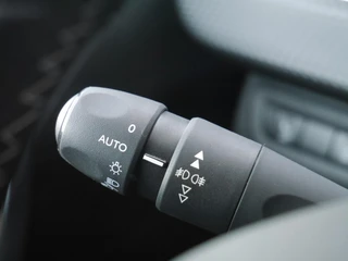 Peugeot 2008 1.2 PureTech Allure 110pk | Extra getint glas | Achteruitrijcamera | Climate control | Apple carplay/Android auto | Lage km.stand | Lichtmetalen velgen | Regensensor / 17
