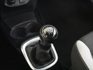 Toyota Yaris 1.0 VVT-i Trend Bi-Tone | LMV | Camera | Cruisecontrol | / 24
