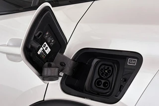 Peugeot e-2008 EV GT Pack 50 kWh Panoramadak Adaptieve Cruise Stoelverwarming / 32