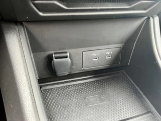 Renault Captur 1.6 E-Tech Full Hybrid 145 Techno  | Stoel+Stuurverwarming | Climate Control | Draadloze Telefoonlader | Camera + Sensoren | Two-Tone | Apple CarPlay/Android Auto / 52