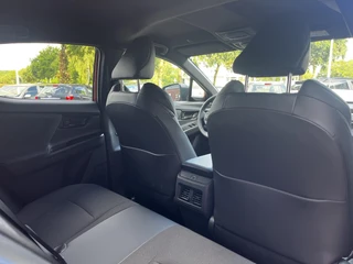 Toyota C-HR+ First Edition 77 kWh PREMIUM KLEUR EL-ACHTERKLEP BLIND-SPOT CLIMA STOEL/STUURVERWARMING APPLE/ANDROID / 10