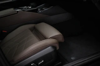 BMW 5-serie Touring 550e xDrive | INNOVATION / M SPORT PRO- PACK | PANORAMADAK | HEAD UP | STUURVERWARMING | 360 CAMERA | 20" / 17