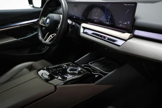 BMW 5-serie Touring 550e xDrive | INNOVATION / M SPORT PRO- PACK | PANORAMADAK | HEAD UP | STUURVERWARMING | 360 CAMERA | 20" / 4