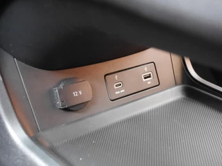 Leapmotor C10 Design REEV 28.4 kWh | Trekhaak | Full options | Stuurverwarming | Stoelverwarming en koeling | Elektrisch verstelbare voorstoelen | Navigatie | Keyless entry & start | 20 inch lichtmetalen velgen | Led verlichting / 39